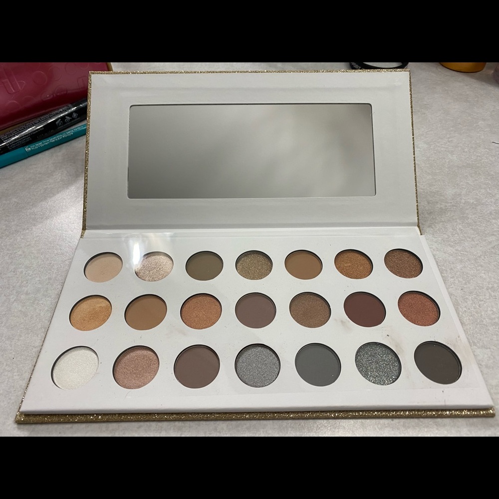 Eye shadow palet
